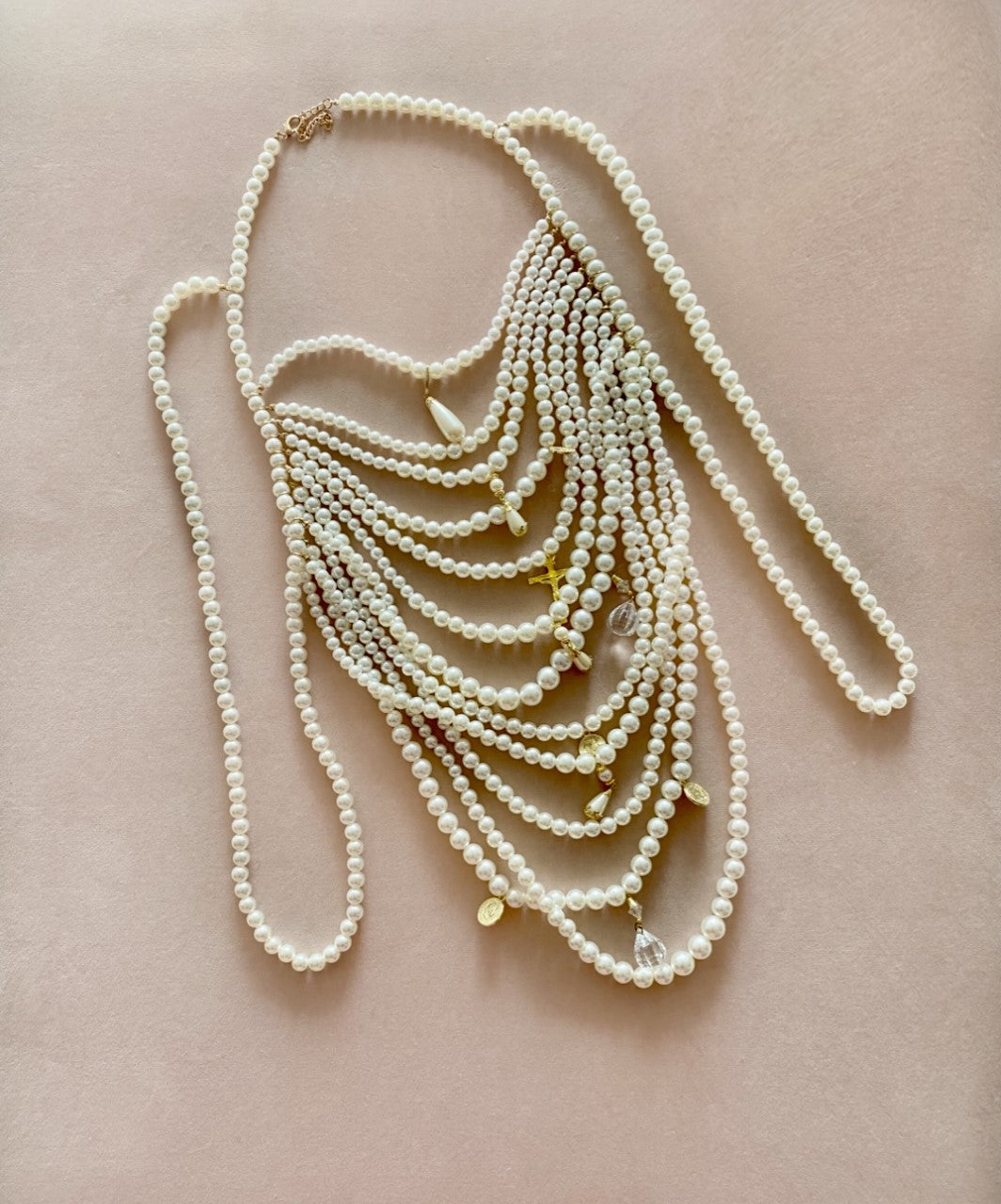 COLAR DE PÉROLAS COM MEDALHAS RELIGIOSAS