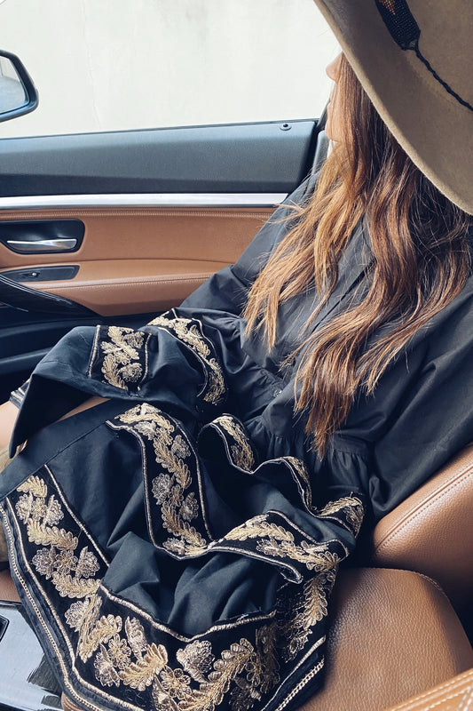 CAMISEIRO FOLHOS PRETO COM DEBRUM DOURADO